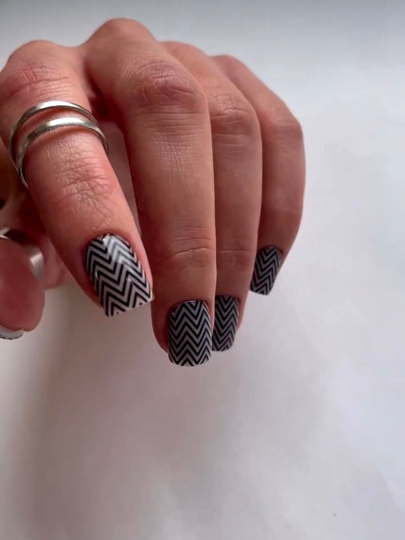 Manicure Zigzag. Black. Nail water decals SR-044
