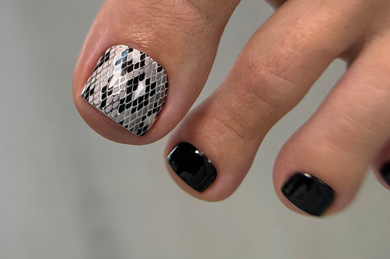 Pedicure Python. Grey. Silver Foil. Large. Nail wraps WB-482