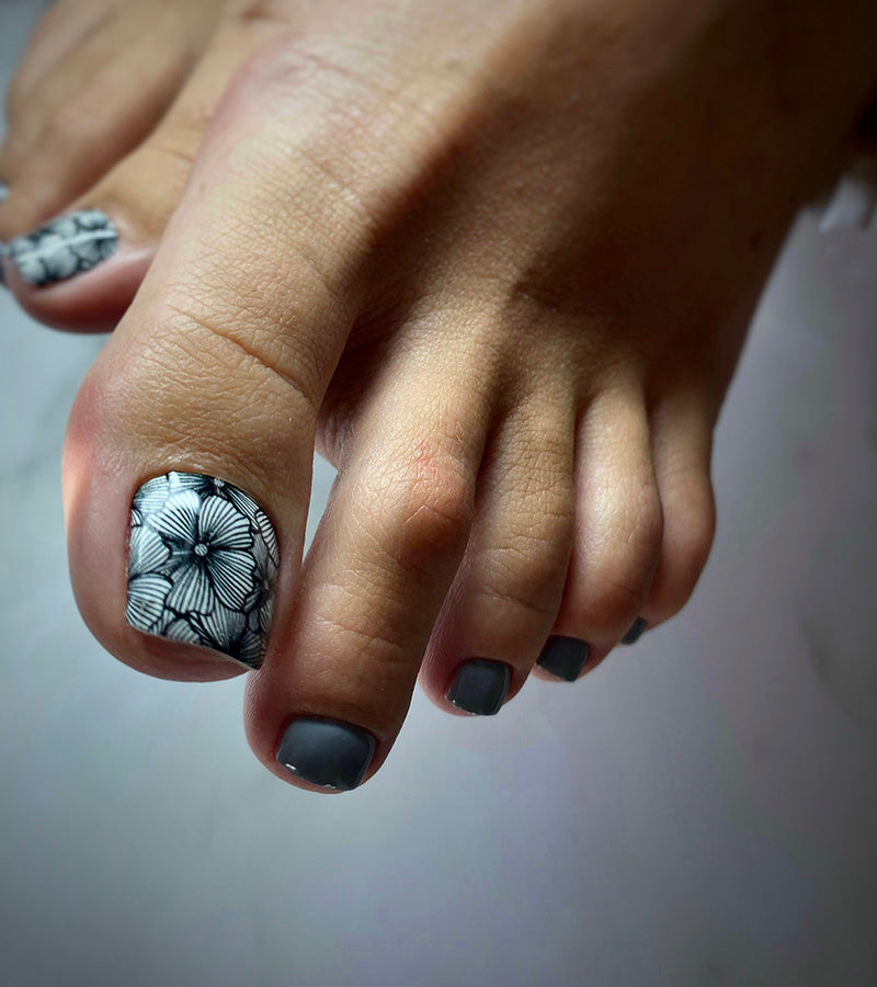 Pedicure Flowers. Black and white. Large. Nail wrap WB-783
