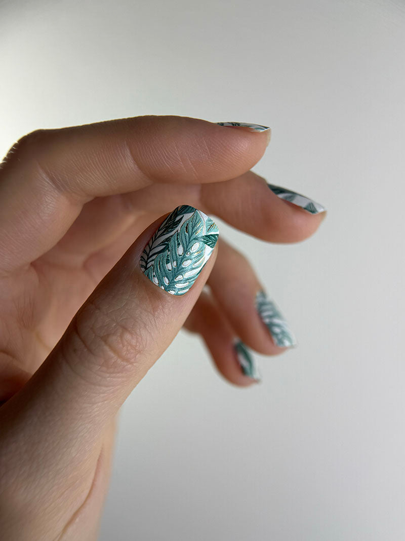Manicure Monstera green. Gold Foil. Nail wraps WM-411