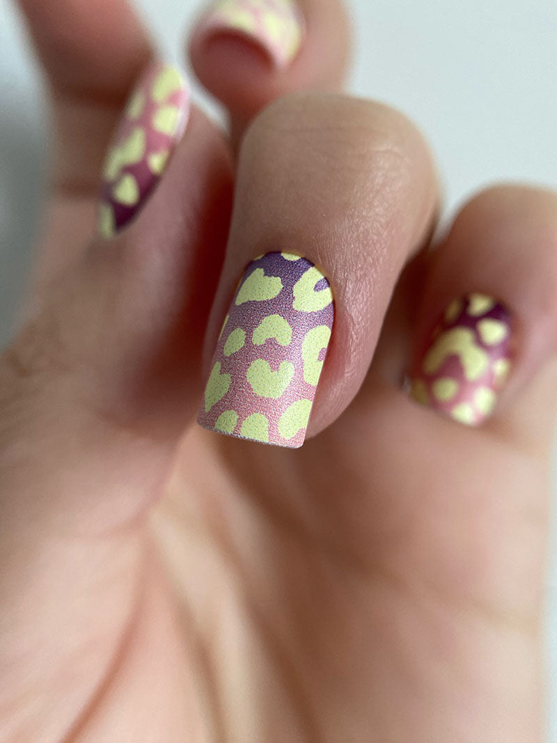 Manicure Leo gradient. Yellow spots. Nail wrap WM-936