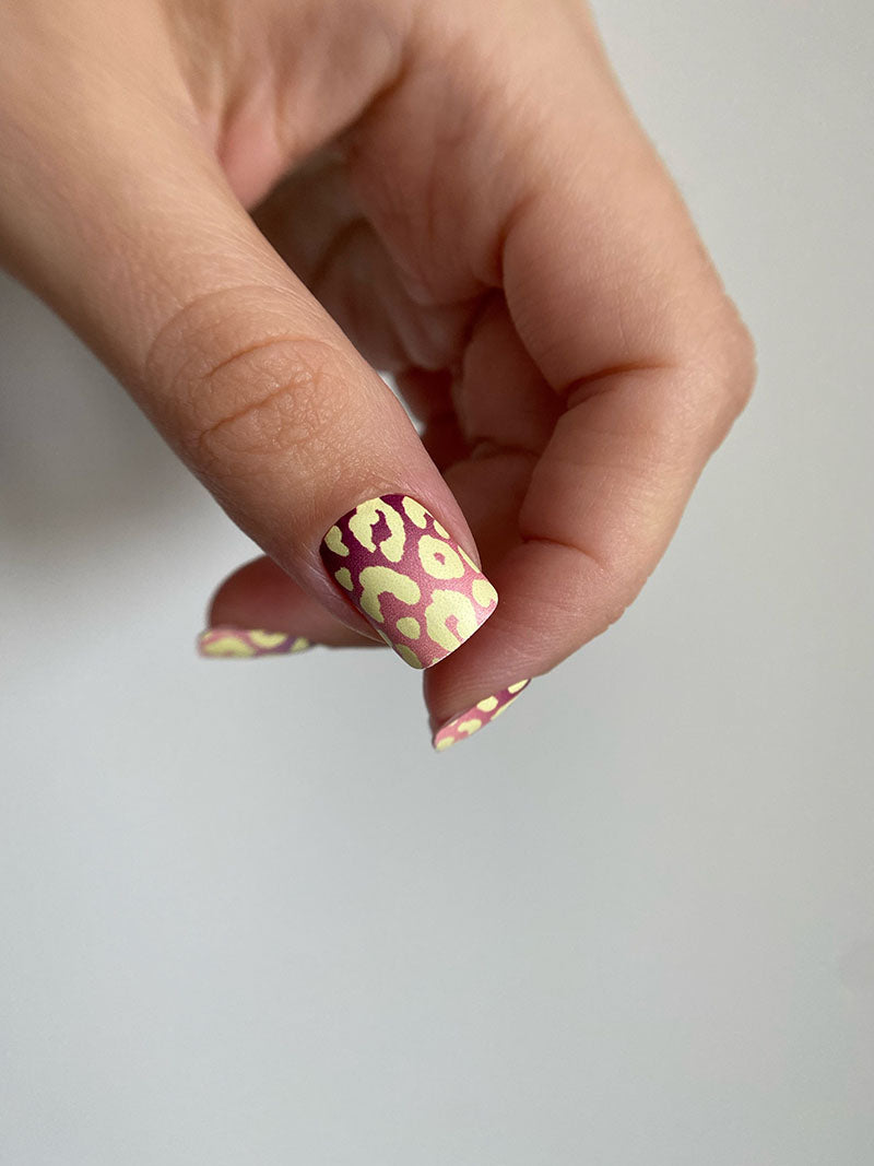 Manicure Leo gradient. Yellow spots. Nail wrap WM-936