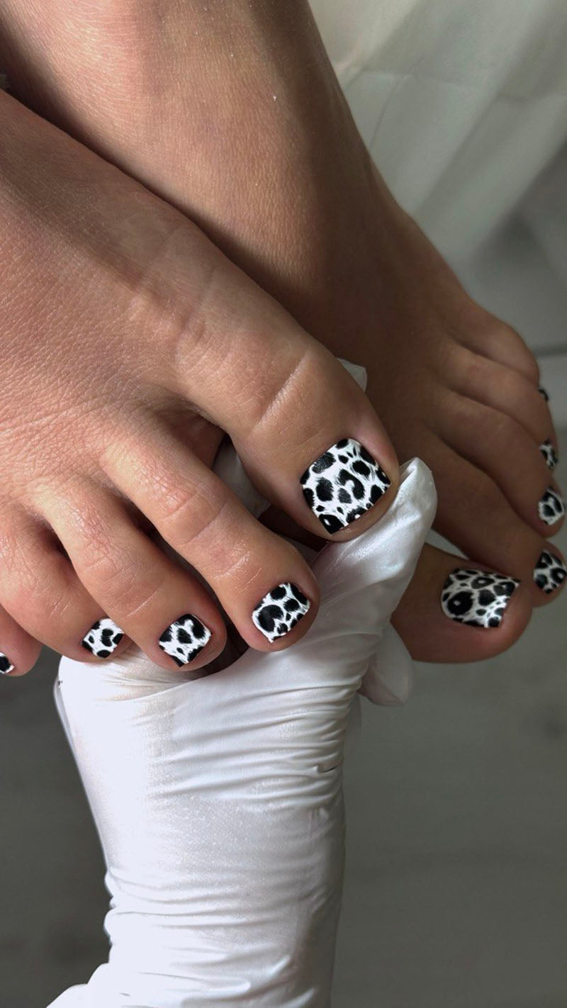 Pedicure Leo. Black and white. Nail wraps WR-453