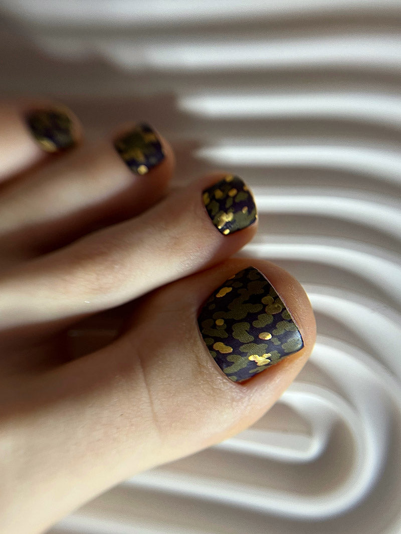 Pedicure Khaki stains. Foil gold. Nail wrap WR-902