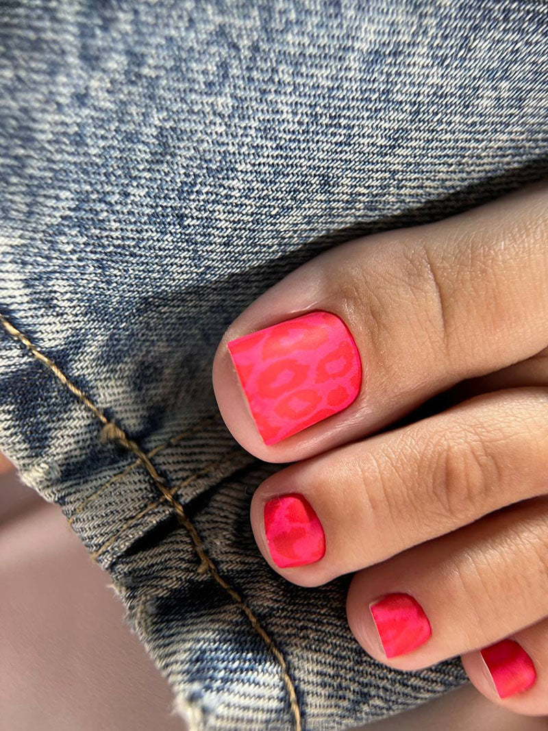 Pedicure Leo monochrome. Red. Nail wrap WR-982