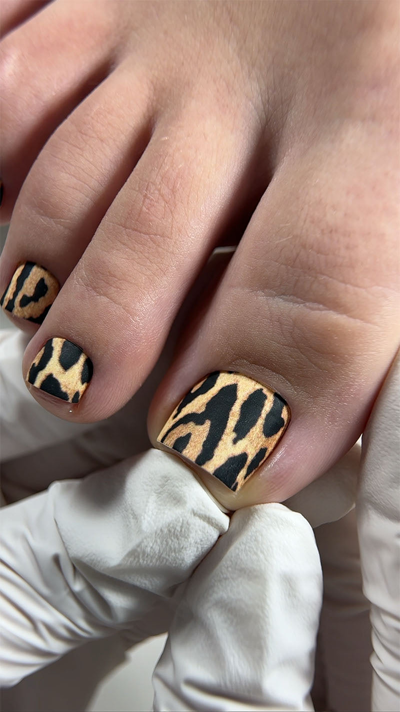 Pedicure Leo large. Elongated spots. Nail wrap WR-995