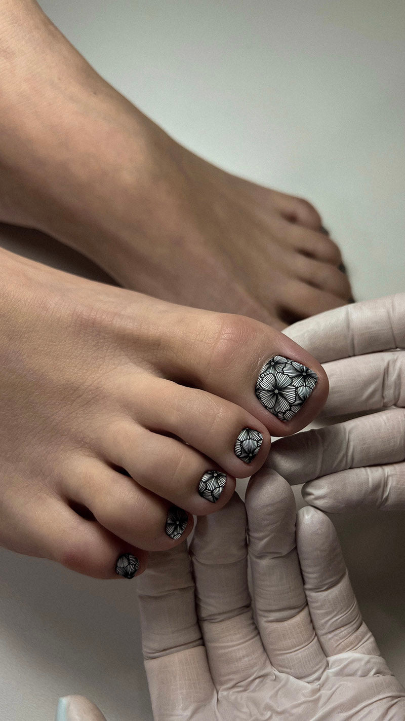 Pedicure Flowers. Black and white. Nail water decals SR-135