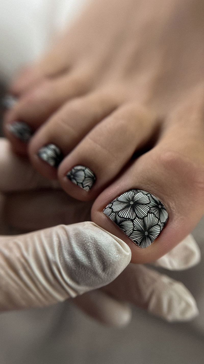 Pedicure Flowers. Black and white. Nail water decals SR-135