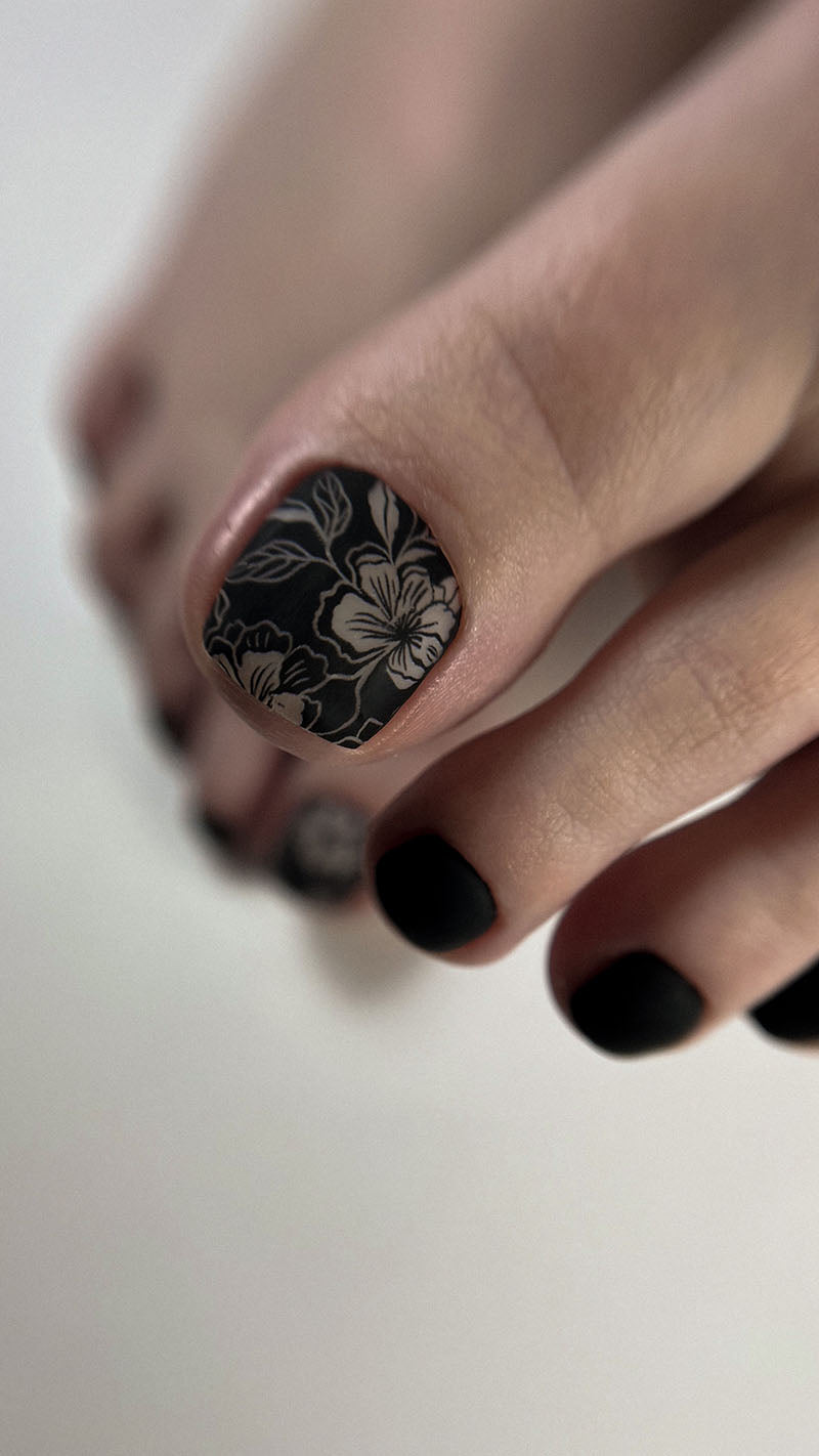 Pedicure Flowers black and white. Large. Nail water decals SR-145