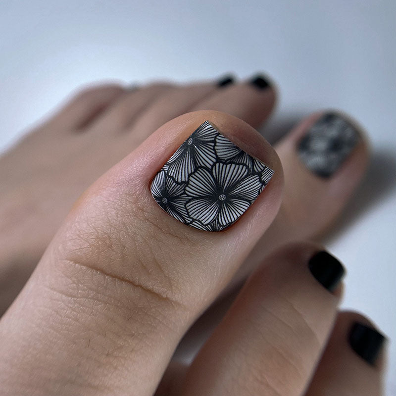 Pedicure Flowers. Black and white. Large. Nail water decals SR-155