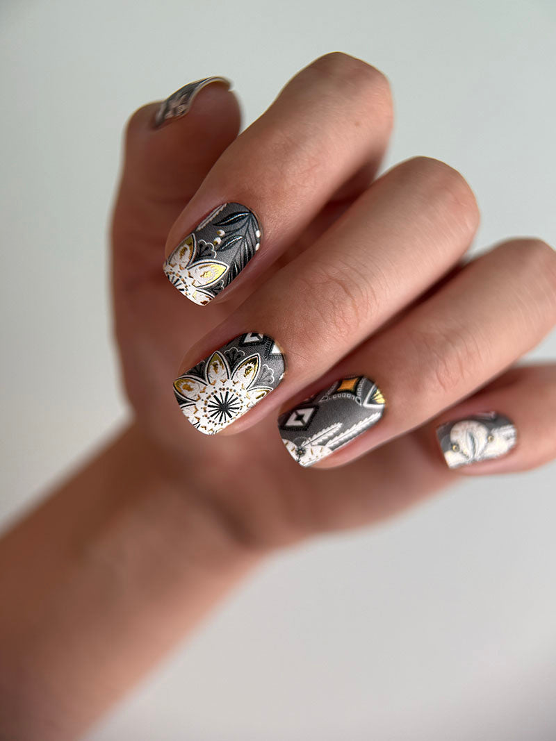 Manicure Geometric flowers. Gold Foil. Nail wraps WM-299