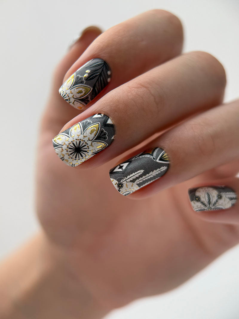 Manicure Geometric flowers. Gold Foil. Nail wraps WM-299