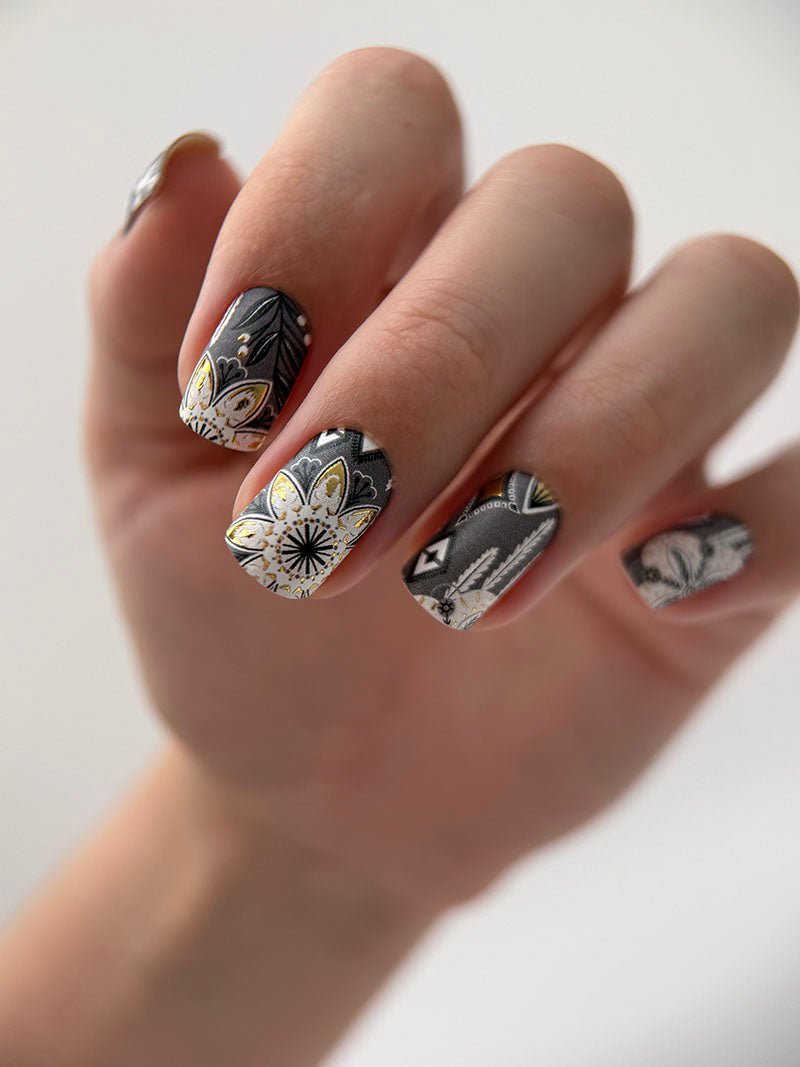 Manicure Geometric flowers. Gold Foil. Nail wraps WM-299