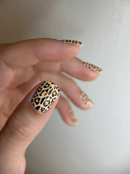 Manicure Leo classic. Nail wraps WM-384