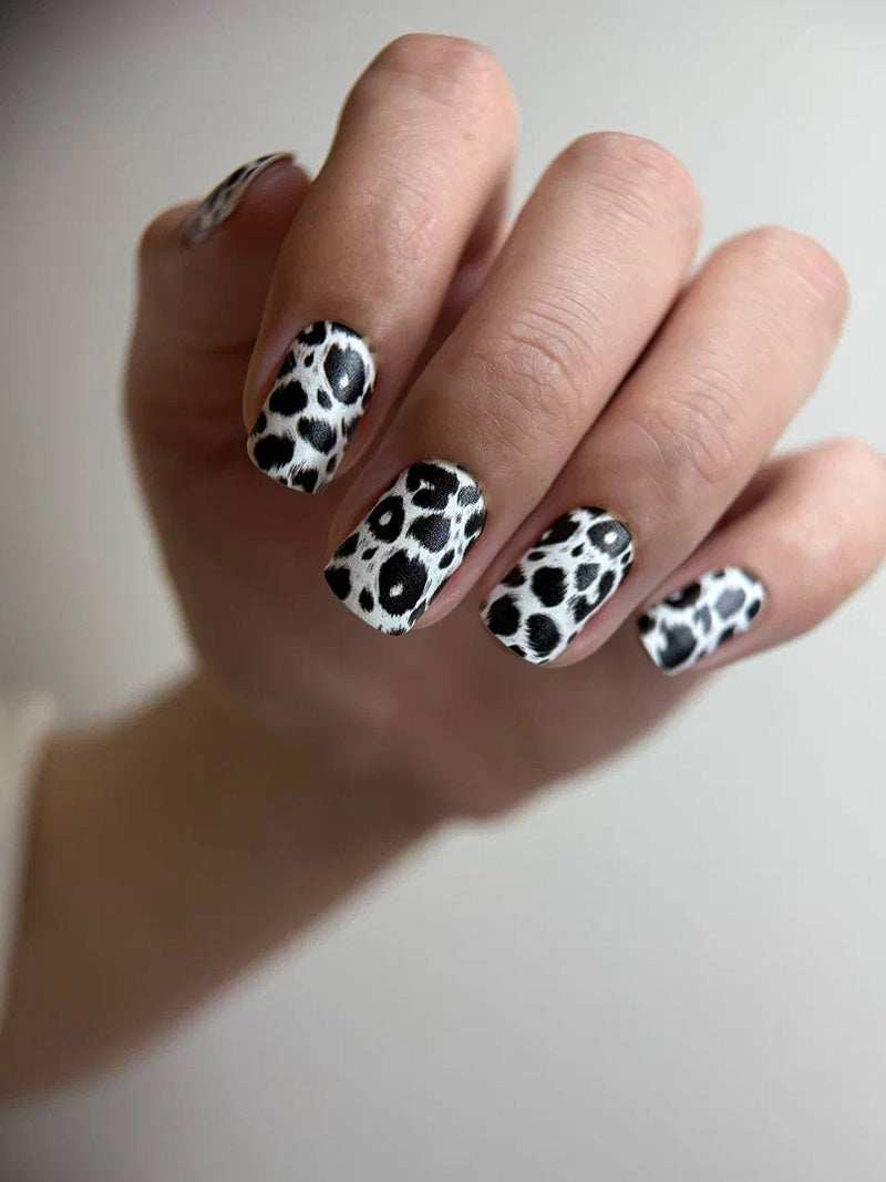 Manicure Leo. Black and white. Nail wraps WM-385