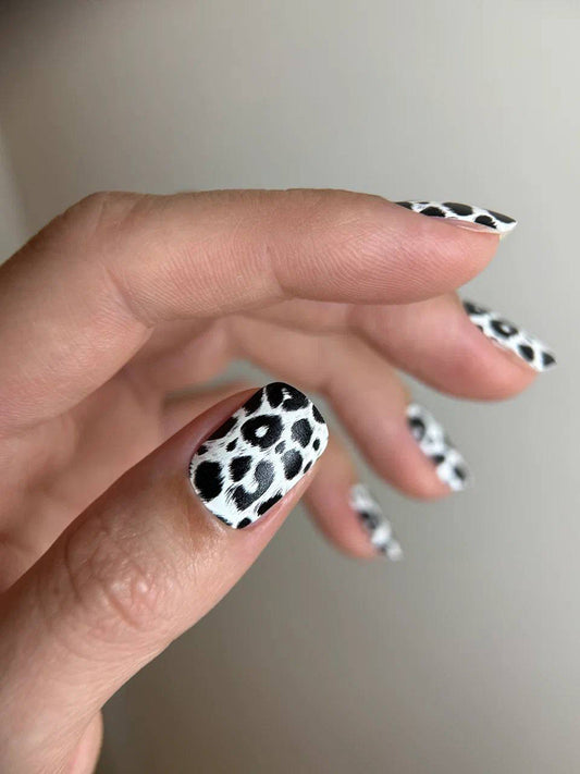 Manicure Leo. Black and white. Nail wraps WM-385