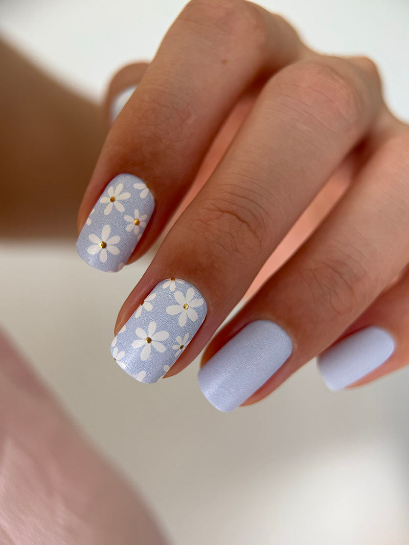 Manicure Chamomile. Blue. Foil gold. Nail wrap WM-800
