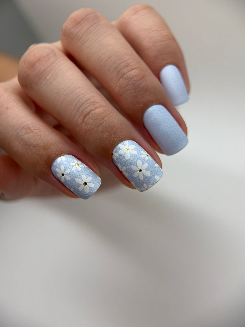 Manicure Chamomile. Blue. Foil gold. Nail wrap WM-800