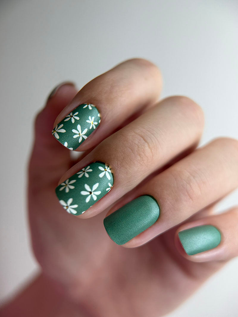 Manicure Chamomile. Khaki. Foil gold. Nail wrap WM-801