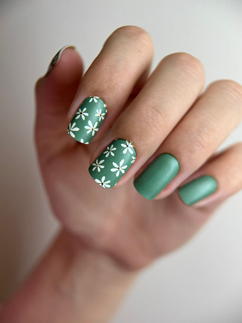 Manicure Chamomile. Khaki. Foil gold. Nail wrap WM-801