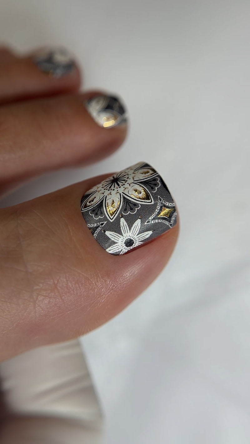 Pedicure Geometric flowers. Gold Foil. Nail wraps WR-301