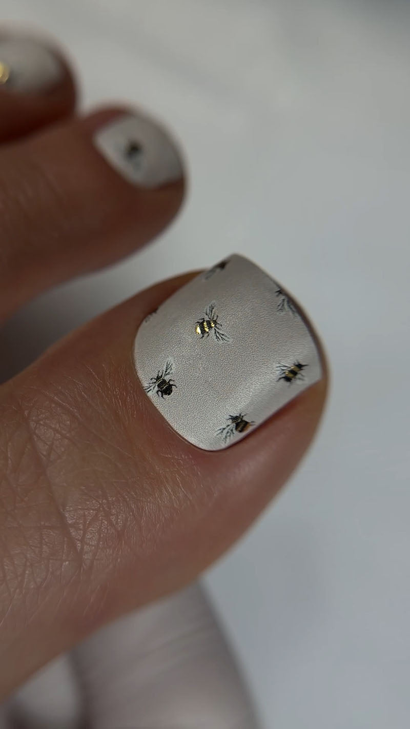 Pedicure Small bees. Gold Foil. Nail wraps WR-365