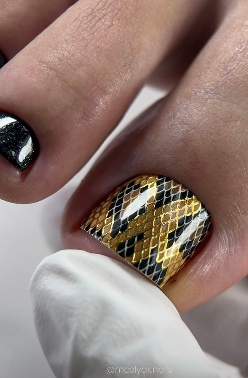 Pedicure Python. Brown. Foil gold. Nail wrap WR-603