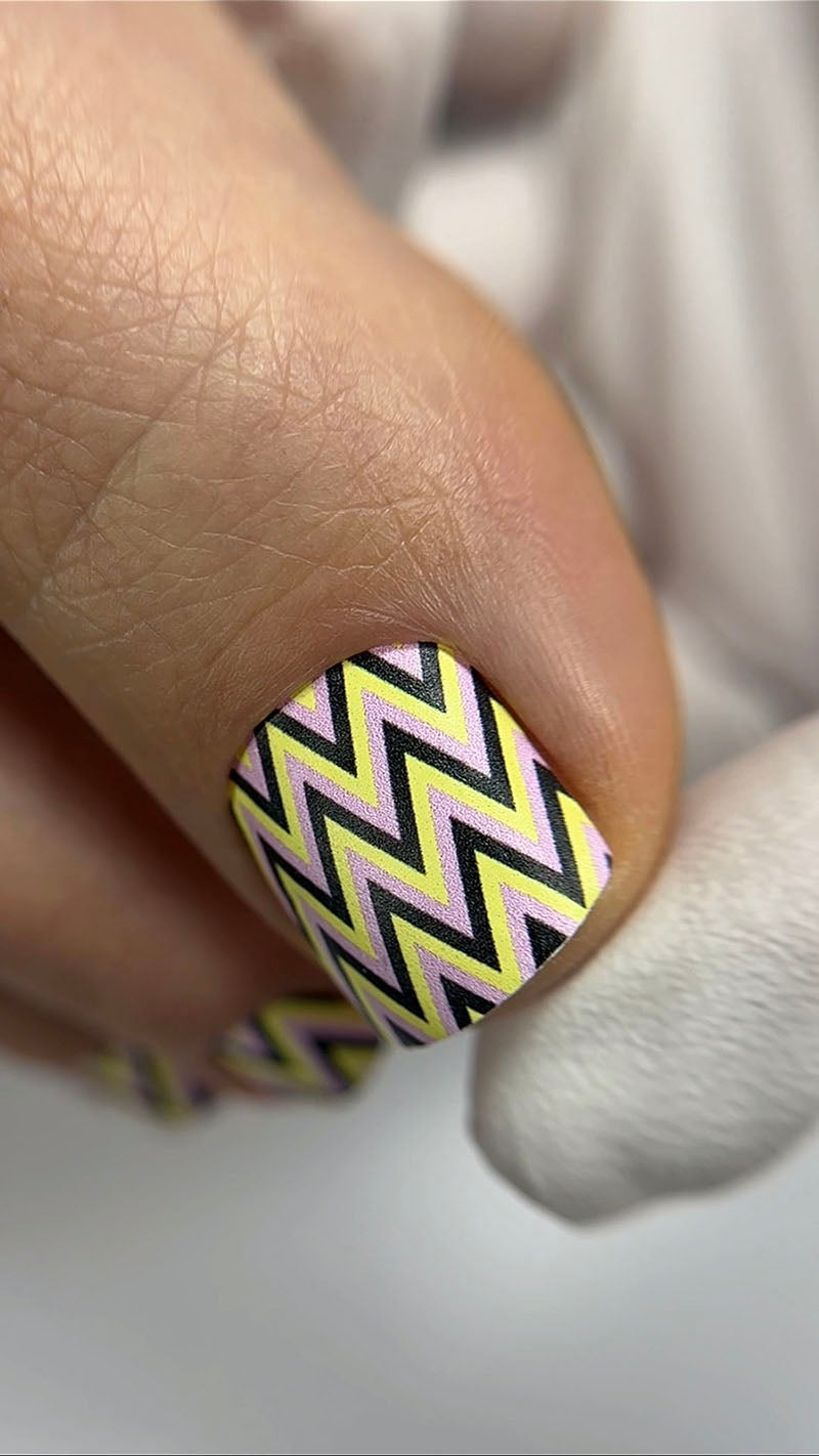 Pedicure Black and Yellow Zigzag. Nail wrap WR-695