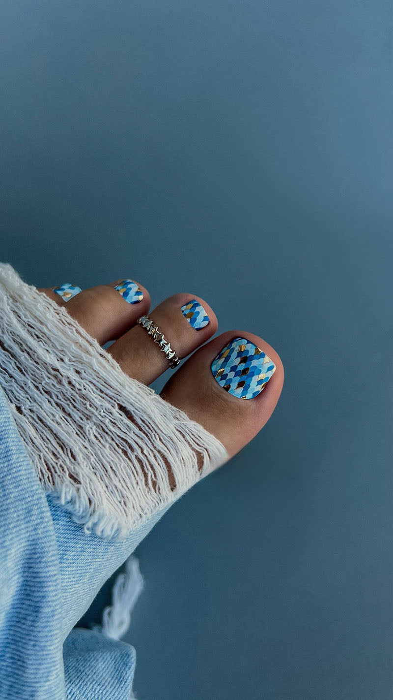 Pedicure Python blue. Foil gold. Nail wrap WR-775