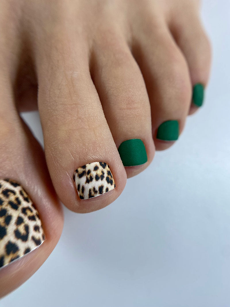 Pedicure Leo with green. Nail wrap WR-845