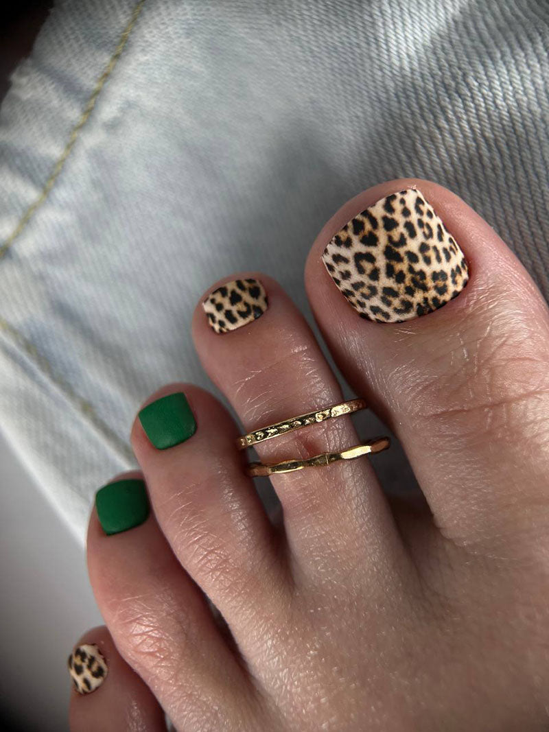 Pedicure Leo with green. Nail wrap WR-845