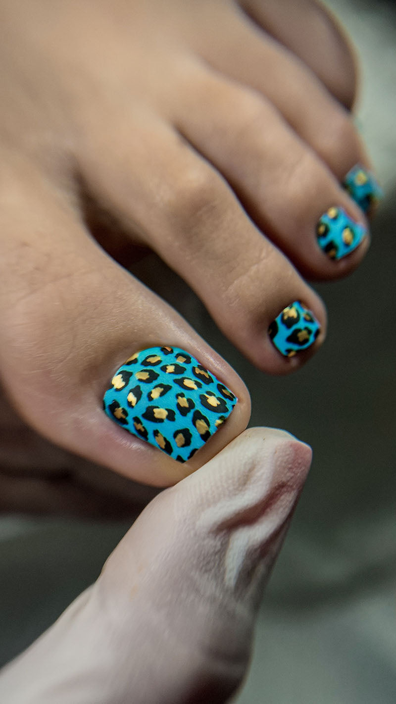 Pedicure Leo turquoise. Foil gold. Nail wrap WR-861