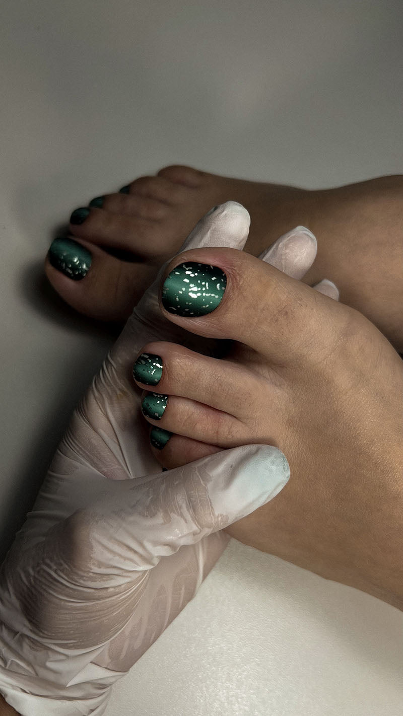 Pedicure Gradient. Emerald. Foil silver. Nail wrap WR-878