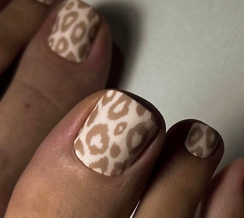 Pedicure Leo monochrome. Brown. Nail wrap WR-981